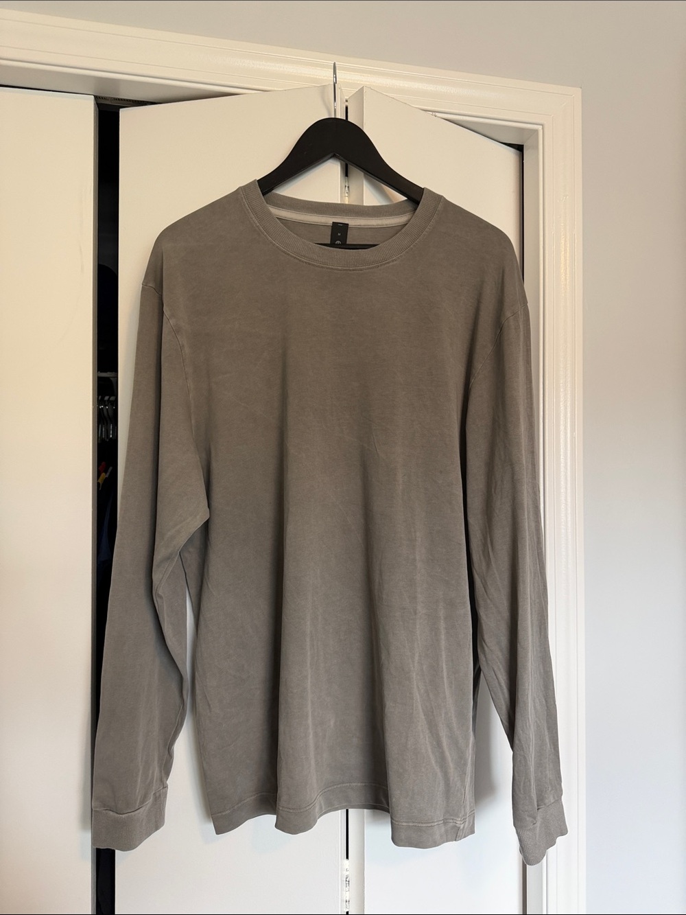 lululemon athletica Men's Long Sleeve Crew in Stone Gray